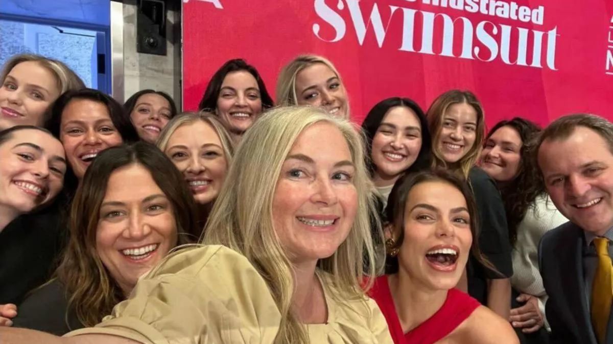 The SI Swimsuit team and models Olivia Dunne, Yumi Nu and Brooks Nader ringing the bell at the NYSE.